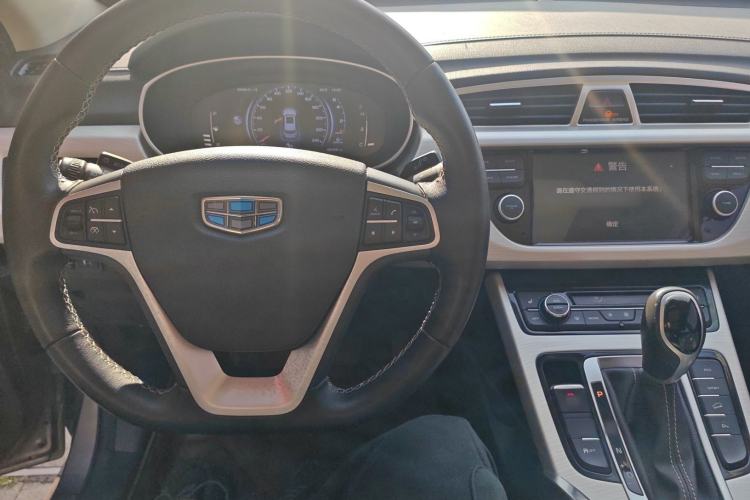 Used Geely Auto Emgrand X7 Sport 2018 1.8TD Automatic Two-Wheel Drive Smart Connect 4G Internet Edition Center Console