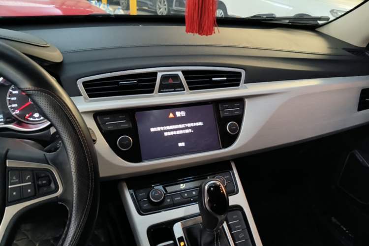 Used Geely Auto Emgrand X7 Sport 2018 1.8TD Automatic Two-Wheel Drive Zhiya Model Center Console