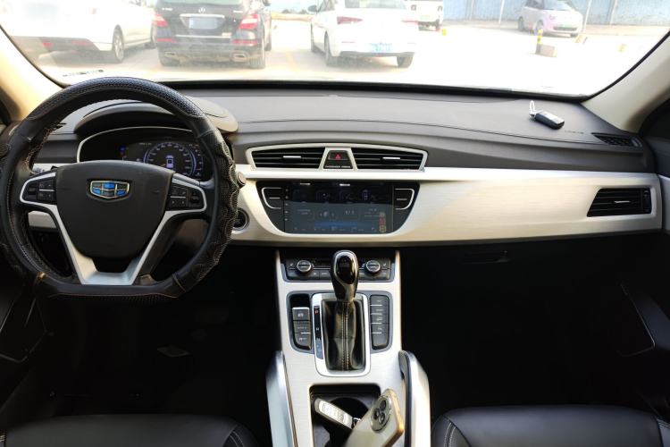 Used Geely Auto Emgrand X7 Sport 2018 1.8TD Automatic Two-Wheel Drive Smart Connect 4G Internet Edition Center Console