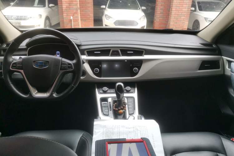 Used Geely Auto Emgrand X7 Sport 2018 1.8TD Automatic Two-Wheel Drive Smart Connect 4G Internet Edition Center Console