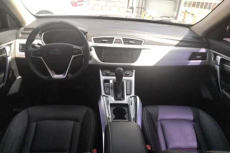 Used Geely Auto Emgrand X7 Sport 2018 1.8TD Automatic Two-Wheel Drive Smart Connect 4G Internet Edition Center Console