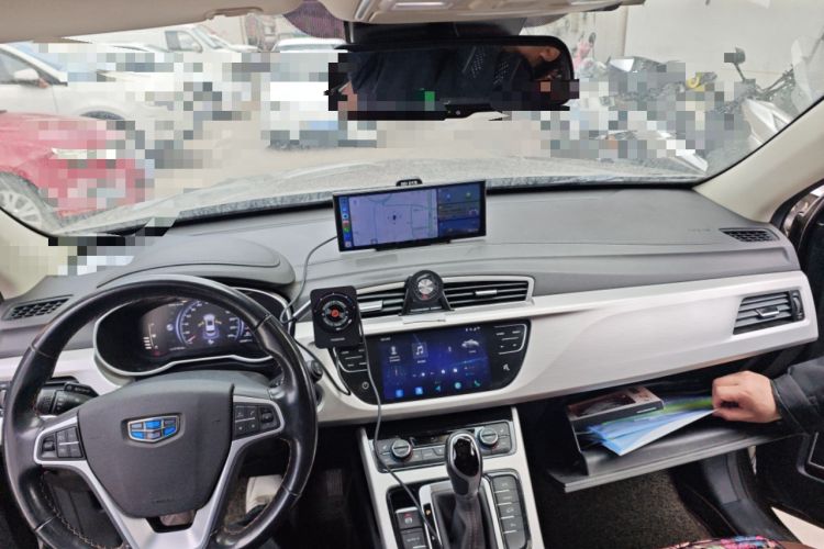 Used Geely Auto Emgrand X7 Sport 2018 1.8TD Automatic Two-Wheel Drive ZhiZun Model with 4G Connectivity Center Console