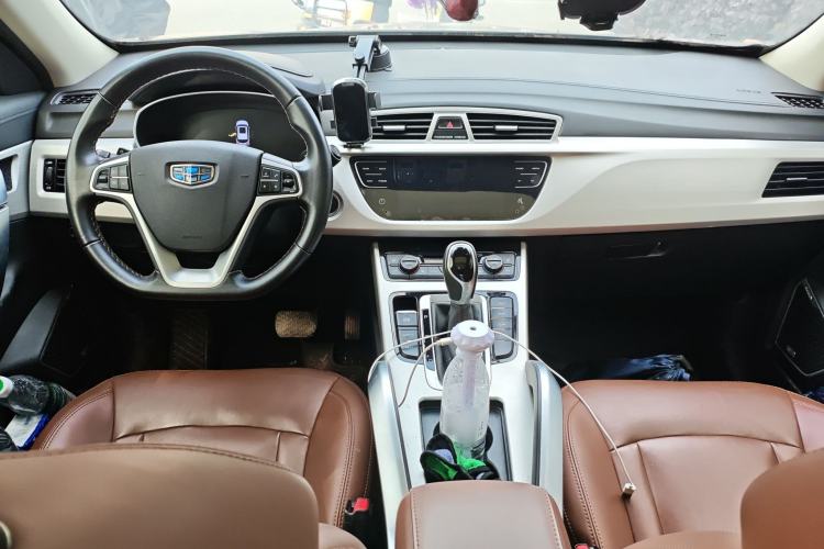 Used Geely Auto Emgrand X7 Sport 2018 1.8TD Automatic Two-Wheel Drive ZhiZun Model with 4G Connectivity Center Console