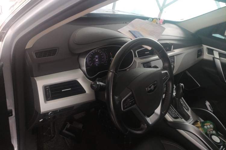 Used Geely Auto Emgrand X7 Sport 2018 1.8TD Automatic Two-Wheel Drive Smart Connect 4G Internet Edition Center Console
