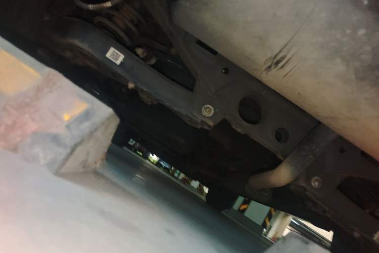 Used Geely Auto Emgrand X7 Sport 2018 1.8TD Automatic Two-Wheel Drive Smart Connect 4G Internet Edition Chassis Rear