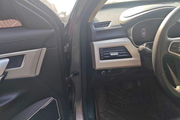 Used Geely Auto Emgrand X7 Sport 2018 1.8TD Automatic Two-Wheel Drive Smart Connect 4G Internet Edition Driver Seat