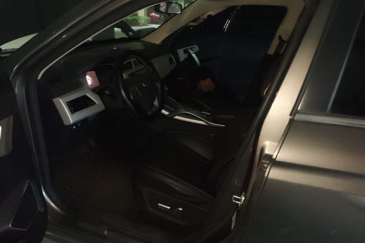 Used Geely Auto Emgrand X7 Sport 2018 1.8TD Automatic Two-Wheel Drive Smart Connect 4G Internet Edition Driver Seat