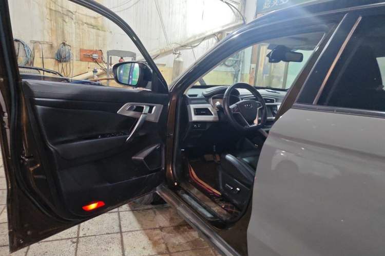 Used Geely Auto Emgrand X7 Sport 2018 Revised Version 1.8TD Automatic Two-Wheel Drive Smart 4G Connectivity Edition Driver Seat
