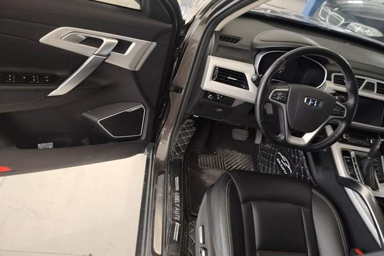 Used Geely Auto Emgrand X7 Sport 2018 1.8TD Automatic Two-Wheel Drive Smart Connect 4G Internet Edition Driver Seat