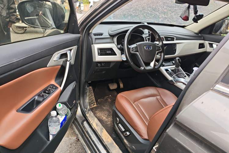 Used Geely Auto Emgrand X7 Sport 2018 1.8TD Automatic Two-Wheel Drive ZhiZun Model with 4G Connectivity Driver Seat