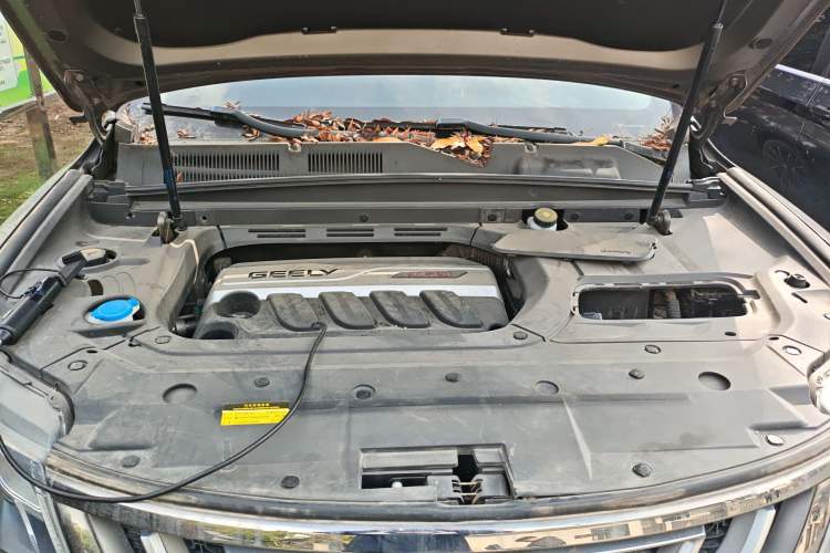 Used Geely Auto Emgrand X7 Sport 2018 1.8TD Automatic Two-Wheel Drive ZhiZun Model with 4G Connectivity Engine Bay