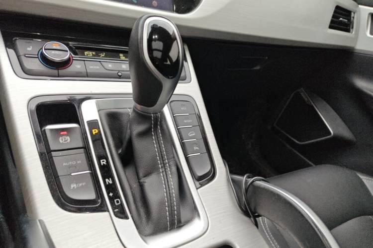 Used Geely Auto Emgrand X7 Sport 2018 1.8TD Automatic Two-Wheel Drive Smart Connect 4G Internet Edition Gear Lever
