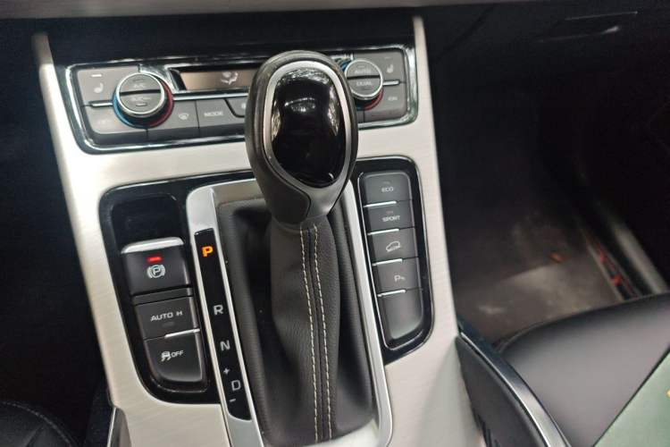 Used Geely Auto Emgrand X7 Sport 2018 1.8TD Automatic Two-Wheel Drive Smart Connect 4G Internet Edition Gear Lever