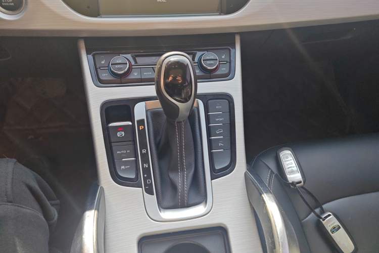 Used Geely Auto Emgrand X7 Sport 2018 1.8TD Automatic Two-Wheel Drive Smart Connect 4G Internet Edition Gear Lever