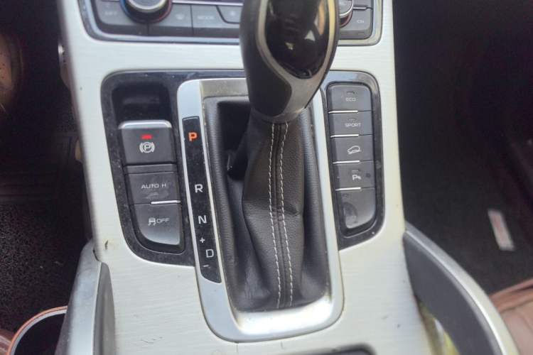 Used Geely Auto Emgrand X7 Sport 2018 1.8TD Automatic Two-Wheel Drive Smart Connect 4G Internet Edition Gear Lever