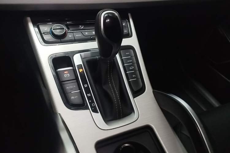 Used Geely Auto Emgrand X7 Sport 2018 1.8TD Automatic Two-Wheel Drive Smart Connect 4G Internet Edition Gear Lever