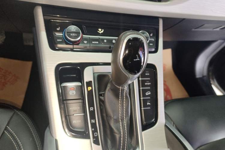 Used Geely Auto Emgrand X7 Sport 2018 1.8TD Automatic Two-Wheel Drive Smart Connect 4G Internet Edition Gear Lever