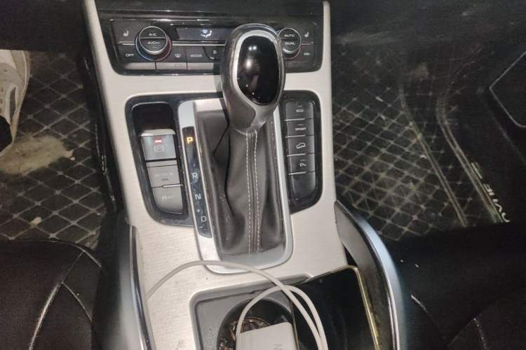 Used Geely Auto Emgrand X7 Sport 2018 1.8TD Automatic Two-Wheel Drive Smart Connect 4G Internet Edition Gear Lever