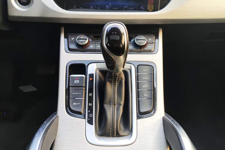Used Geely Auto Emgrand X7 Sport 2018 1.8TD Automatic Two-Wheel Drive Smart Connect 4G Internet Edition Gear Lever