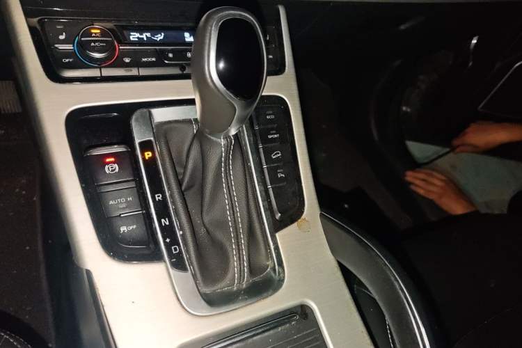 Used Geely Auto Emgrand X7 Sport 2018 1.8TD Automatic Two-Wheel Drive Smart Connect 4G Internet Edition Gear Lever