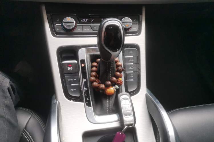 Used Geely Auto Emgrand X7 Sport 2018 1.8TD Automatic Two-Wheel Drive Smart Connect 4G Internet Edition Gear Lever