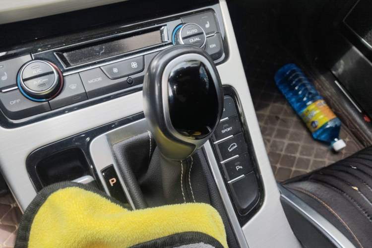 Used Geely Auto Emgrand X7 Sport 2018 1.8TD Automatic Two-Wheel Drive Smart Connect 4G Internet Edition Gear Lever
