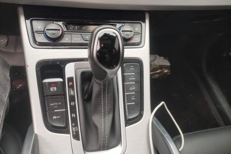 Used Geely Auto Emgrand X7 Sport 2018 1.8TD Automatic Two-Wheel Drive Smart 4G Connected Version Gear Lever
