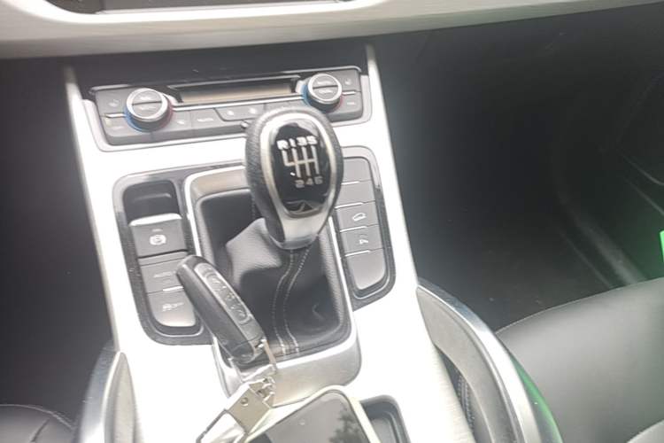 Used Geely Auto Emgrand X7 Sport 2018 1.8TD Manual Two-Wheel Drive Smart Connect 4G Internet Edition Gear Lever