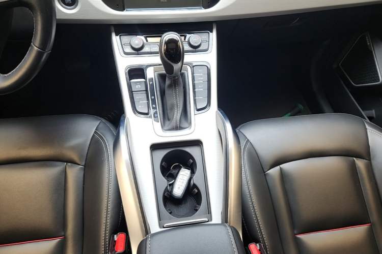Used Geely Auto Emgrand X7 Sport 2018 1.8TD Automatic Two-Wheel Drive Zhiya Model Gear Lever