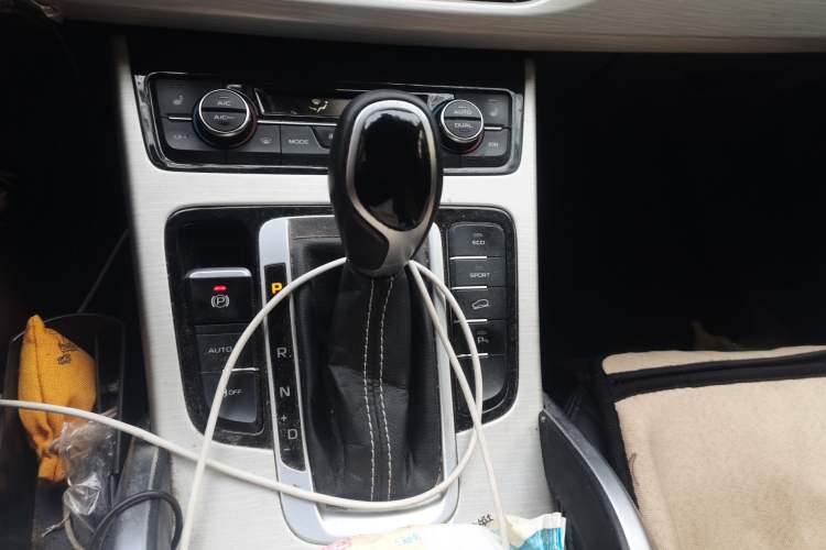 Used Geely Auto Emgrand X7 Sport 2018 1.8TD Automatic Two-Wheel Drive Smart 4G Connected Version Gear Lever