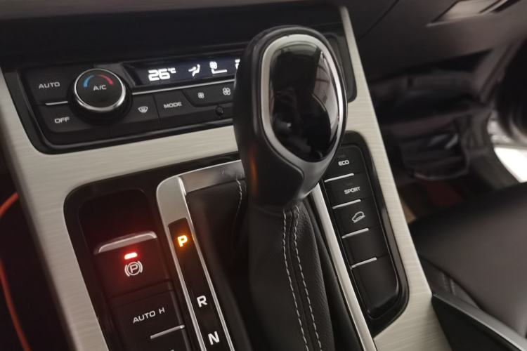 Used Geely Auto Emgrand X7 Sport 2018 1.8TD Automatic Two-Wheel Drive Zhiya Model Gear Lever