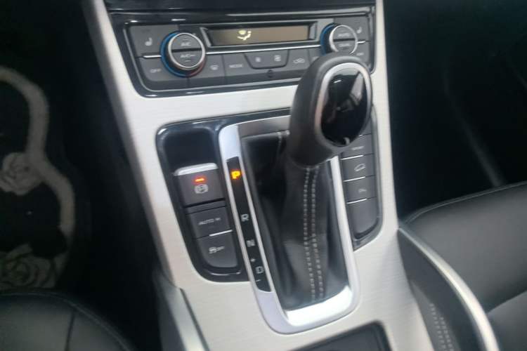 Used Geely Auto Emgrand X7 Sport 2018 1.8TD Automatic Two-Wheel Drive Smart Connect 4G Internet Edition Gear Lever