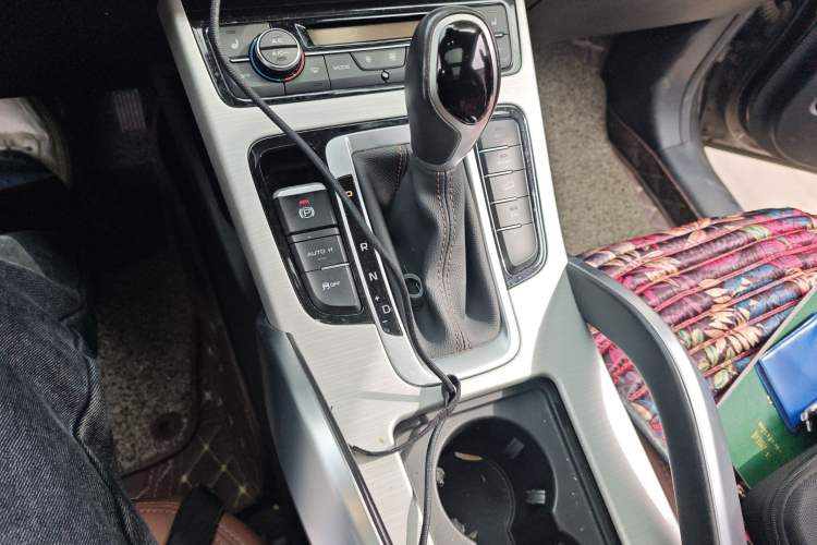 Used Geely Auto Emgrand X7 Sport 2018 1.8TD Automatic Two-Wheel Drive ZhiZun Model with 4G Connectivity Gear Lever