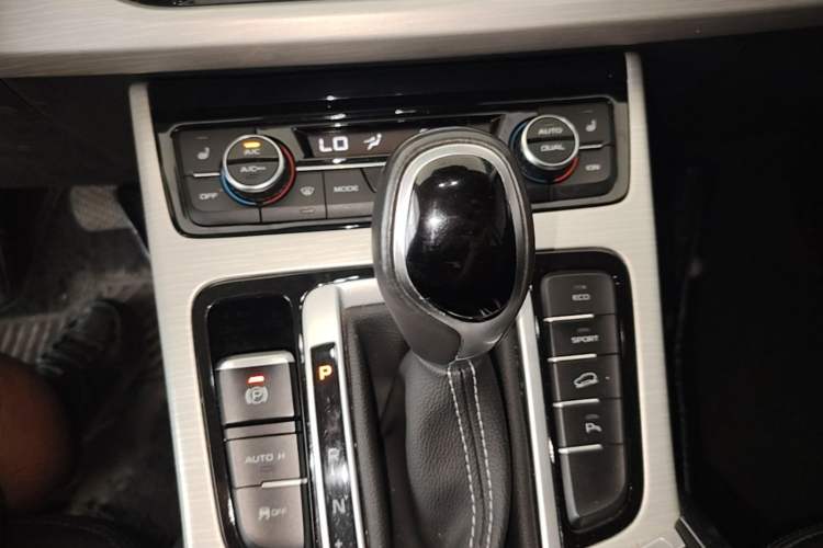 Used Geely Auto Emgrand X7 Sport 2018 1.8TD Automatic Two-Wheel Drive Smart Connect 4G Internet Edition Gear Lever