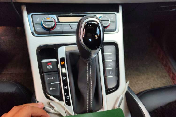 Used Geely Auto Emgrand X7 Sport 2018 1.8TD Automatic Two-Wheel Drive Smart Connect 4G Internet Edition Gear Lever