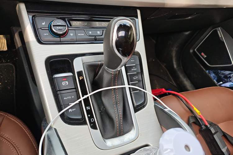 Used Geely Auto Emgrand X7 Sport 2018 1.8TD Automatic Two-Wheel Drive ZhiZun Model with 4G Connectivity Gear Lever