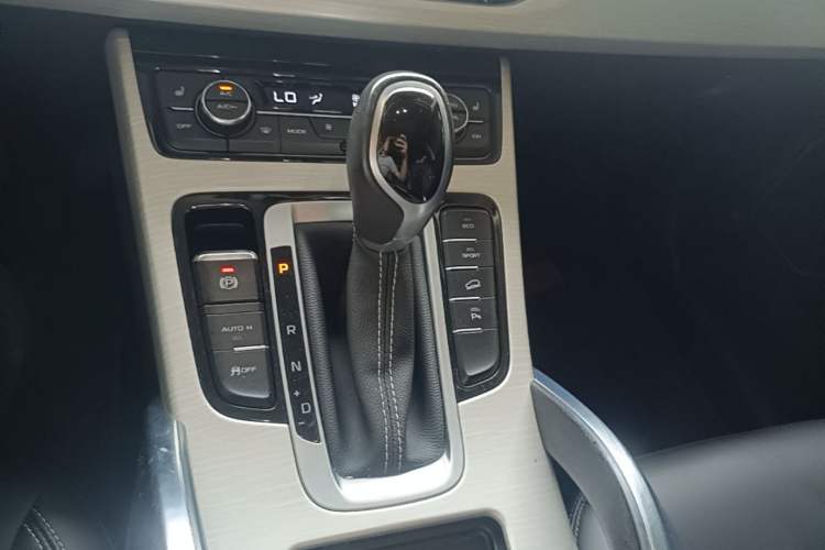 Used Geely Auto Emgrand X7 Sport 2018 1.8TD Automatic Two-Wheel Drive Smart Connect 4G Internet Edition Gear Lever