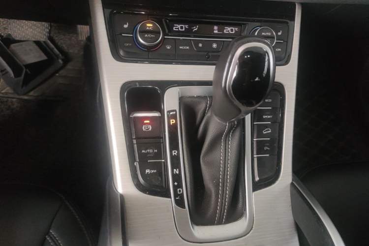 Used Geely Auto Emgrand X7 Sport 2018 1.8TD Automatic Two-Wheel Drive Smart Connect 4G Internet Edition Gear Lever