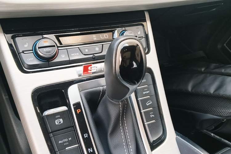 Used Geely Auto Emgrand X7 Sport 2018 1.8TD Automatic Two-Wheel Drive Smart Connect 4G Internet Edition Gear Lever