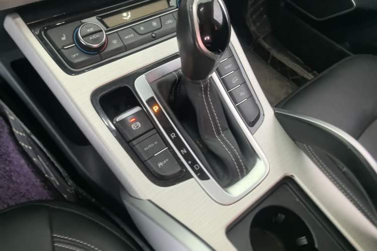 Used Geely Auto Emgrand X7 Sport 2018 1.8TD Automatic Two-Wheel Drive Smart Connect 4G Internet Edition Gear Lever