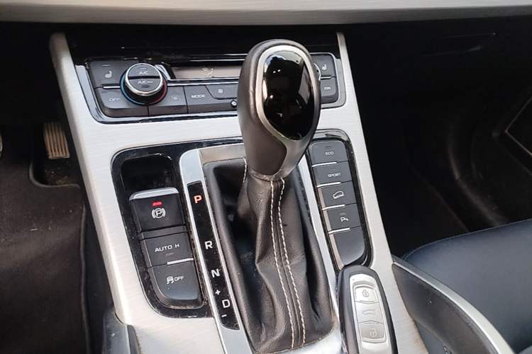 Used Geely Auto Emgrand X7 Sport 2018 1.8TD Automatic Two-Wheel Drive Smart 4G Connected Version Gear Lever