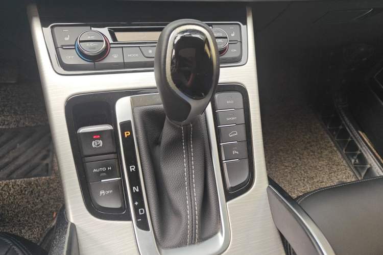 Used Geely Auto Emgrand X7 Sport 2018 Revised Version 1.8TD Automatic Two-Wheel Drive Smart Connectivity 4G-Enabled Edition Gear Lever