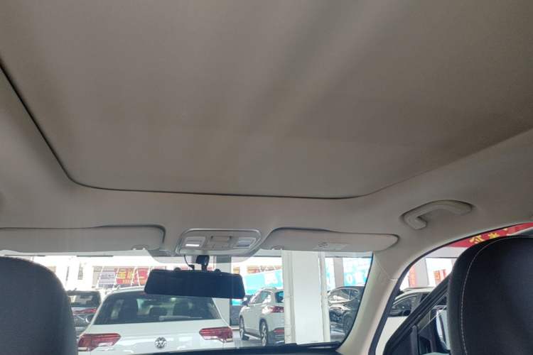 Used Geely Auto Emgrand X7 Sport 2018 1.8TD Automatic Two-Wheel Drive Smart Connect 4G Internet Edition Headliner