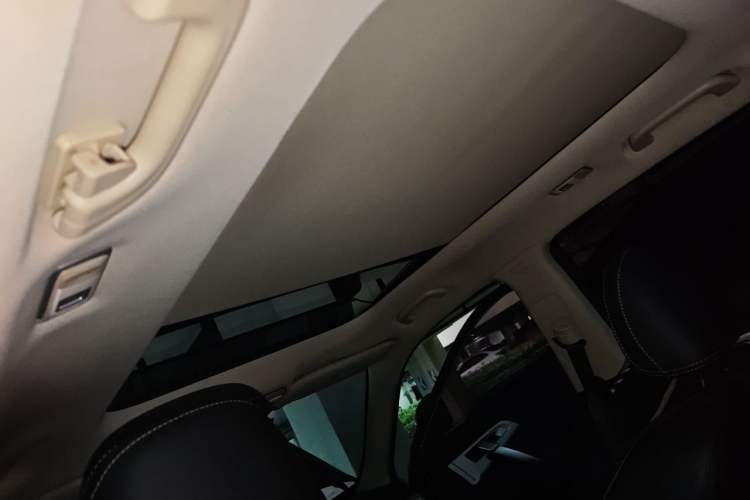 Used Geely Auto Emgrand X7 Sport 2018 1.8TD Automatic Two-Wheel Drive Smart Connect 4G Internet Edition Headliner
