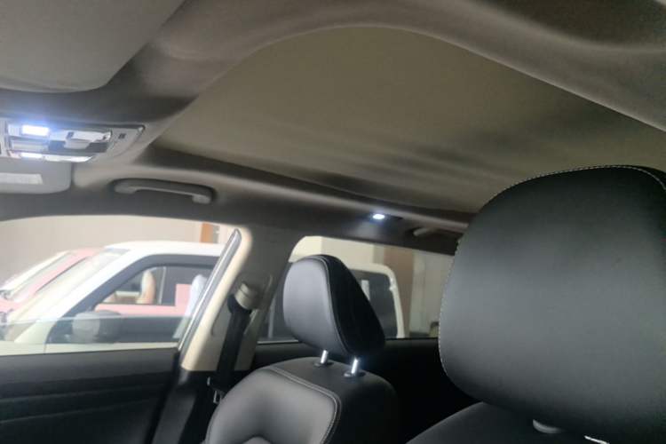 Used Geely Auto Emgrand X7 Sport 2018 1.8TD Automatic Two-Wheel Drive Smart Connect 4G Internet Edition Headliner