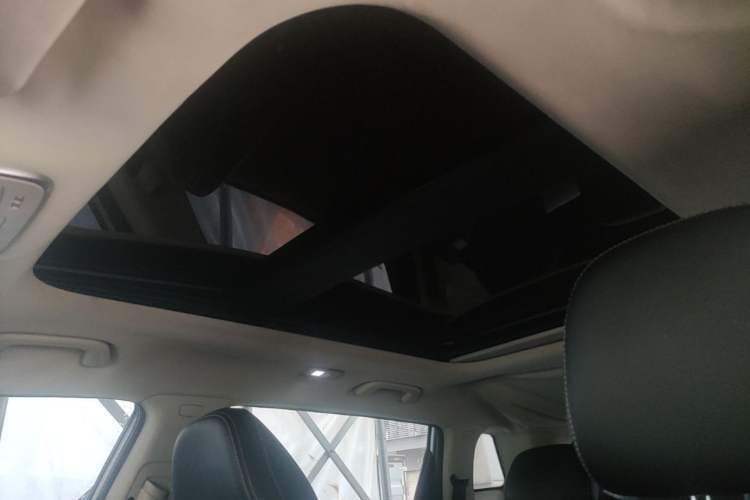 Used Geely Auto Emgrand X7 Sport 2018 1.8TD Automatic Two-Wheel Drive Smart Connect 4G Internet Edition Headliner