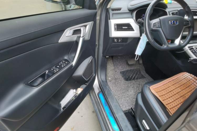 Used Geely Auto Emgrand X7 Sport 2018 1.8TD Automatic Two-Wheel Drive Smart Connect 4G Internet Edition Interior 3