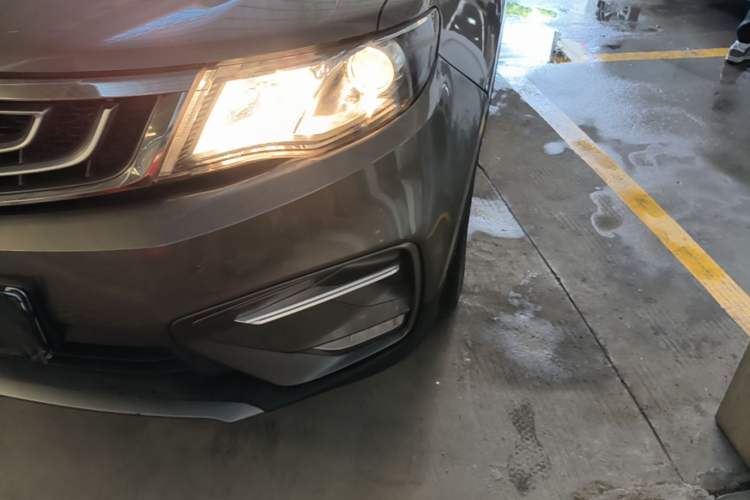 Used Geely Auto Emgrand X7 Sport 2018 1.8TD Automatic Two-Wheel Drive Zhiya Model Left Front Headlight