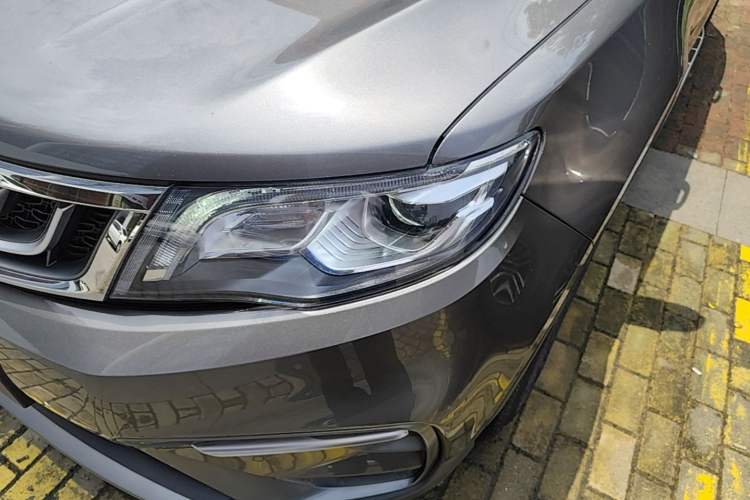 Used Geely Auto Emgrand X7 Sport 2018 1.8TD Automatic Two-Wheel Drive Smart Connect 4G Internet Edition Left Front Headlight
