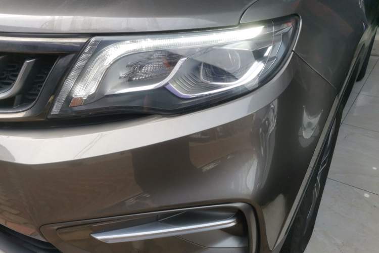 Used Geely Auto Emgrand X7 Sport 2018 1.8TD Automatic Two-Wheel Drive Smart Connect 4G Internet Edition Left Front Headlight